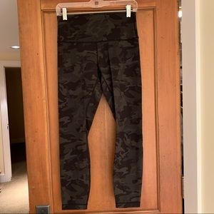 Lululemon Wunder Train 25” green camo size 8!